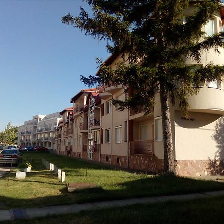 Gobe Apartman Hajduszoboszlo Bagian luar foto