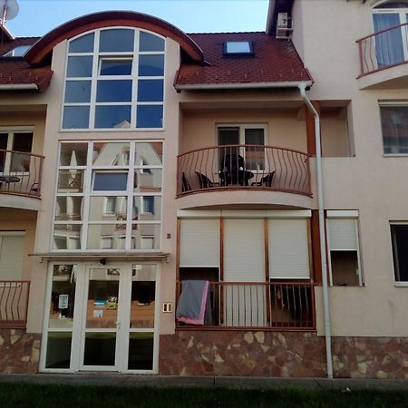 Gobe Apartman Hajduszoboszlo Bagian luar foto