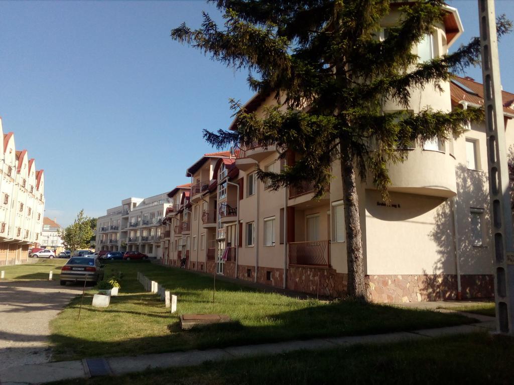 Gobe Apartman Hajduszoboszlo Bagian luar foto