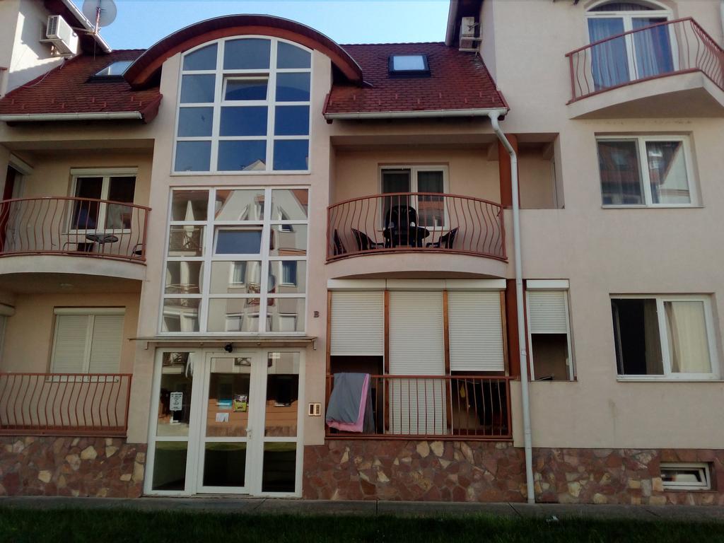Gobe Apartman Hajduszoboszlo Bagian luar foto