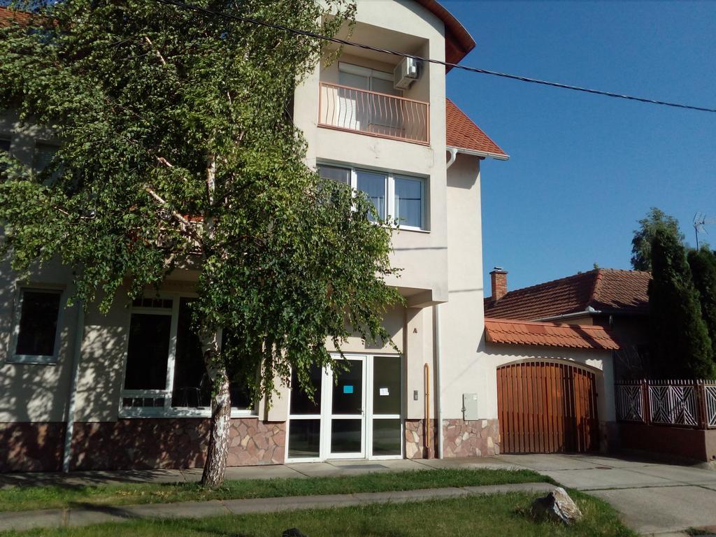 Gobe Apartman Hajduszoboszlo Bagian luar foto