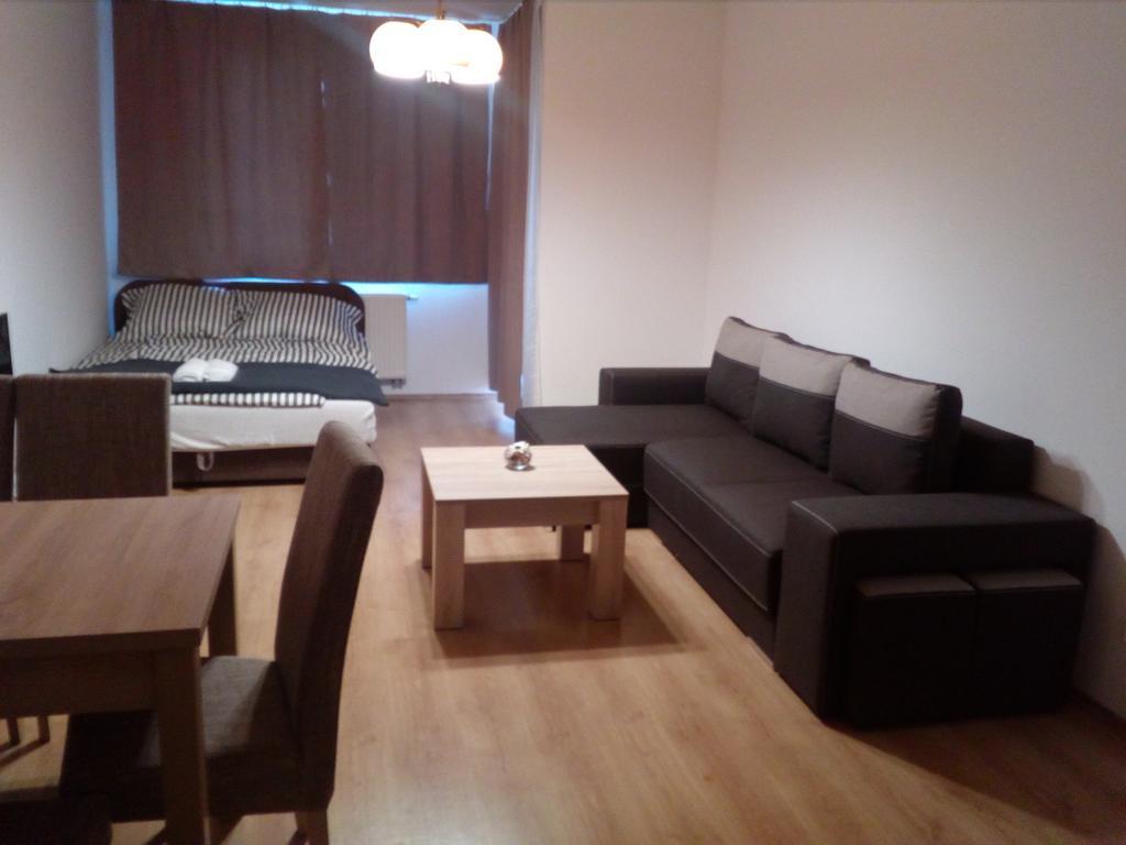 Gobe Apartman Hajduszoboszlo Bagian luar foto