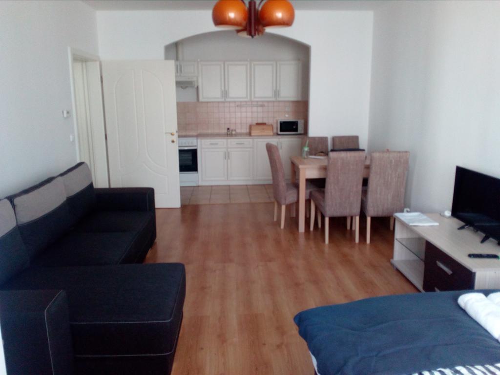 Gobe Apartman Hajduszoboszlo Bagian luar foto