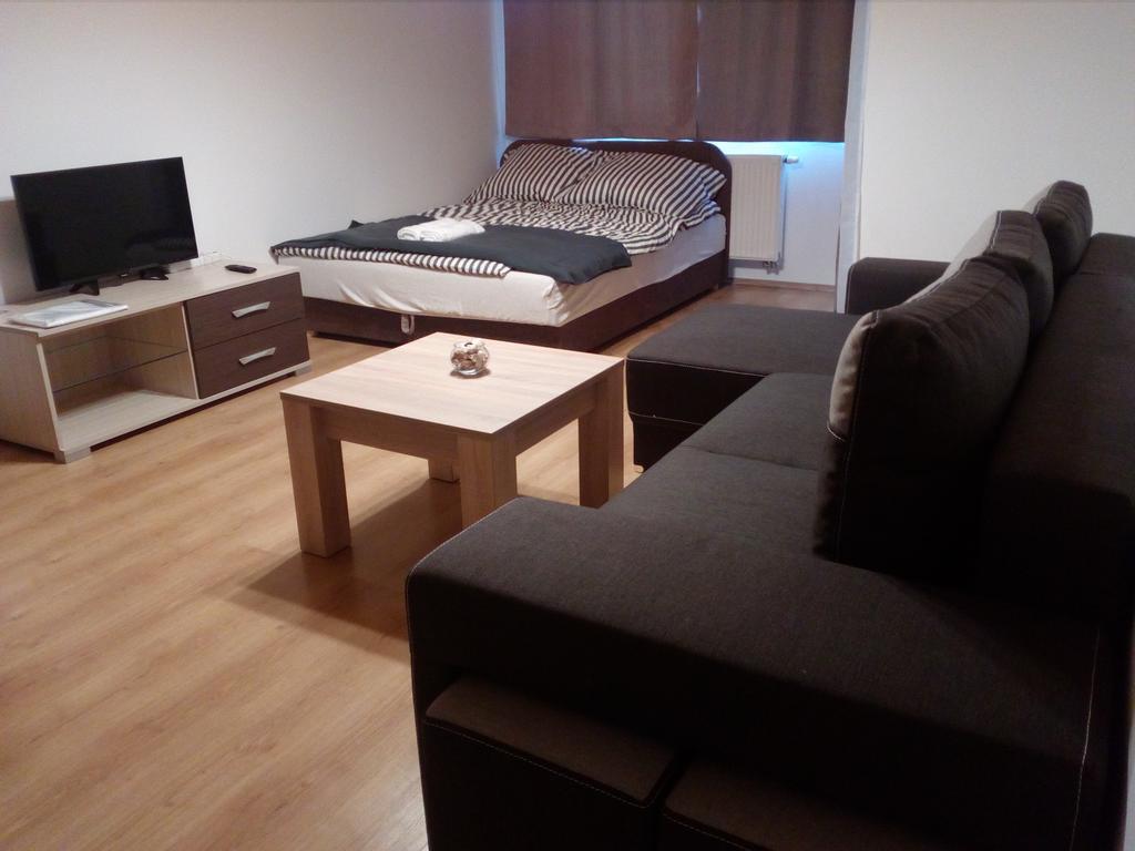 Gobe Apartman Hajduszoboszlo Bagian luar foto