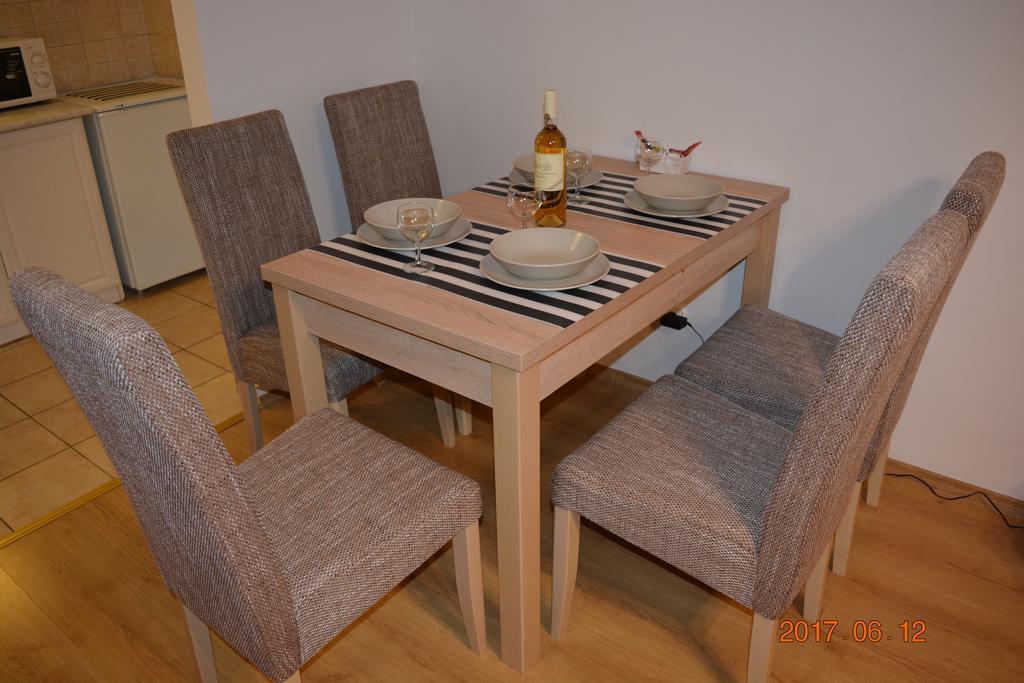 Gobe Apartman Hajduszoboszlo Bagian luar foto