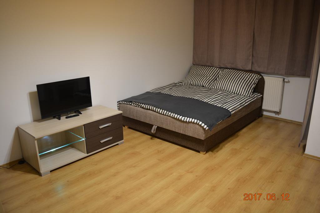 Gobe Apartman Hajduszoboszlo Bagian luar foto