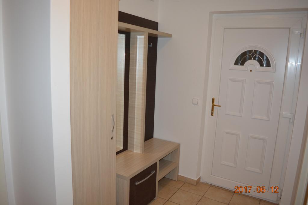 Gobe Apartman Hajduszoboszlo Bagian luar foto
